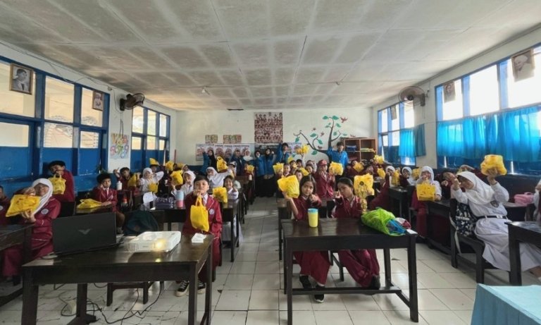 Mahasiswa UBSI Edukasi Wawasan Nusantara Berbasis Digital di SDN Dewi Sartika CBM