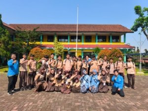 Mahasiswa UBSI Sukabumi Ajak Siswa-Siswi SMP NEGERI 8 Sukabumi Cermat Dalam Menggunakan Gadget