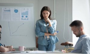 Jangan Panik Sebelum Presentasi, Begini Cara Mengatasi Overthinking Saat Kuliah