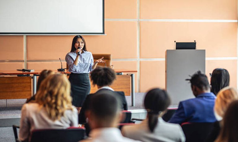 Masih Gugup Saat Bicara? Ini Cara Meningkatkan Kemampuan Public Speaking untuk Mahasiswa