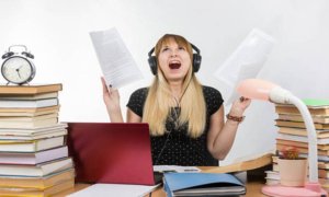 Sering Panik Saat Deadline Tugas Kuliah Dekat? Coba Lakukan Tips Ini